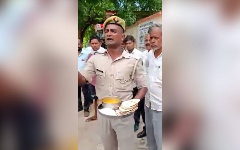 کھانے کی شکایت کرنا بھارتی پولیس اہلکار کو مہنگا پڑگیا، بڑی سزا مل گئی