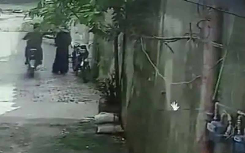 لاہور کے علاقے اسلامپورہ میں موٹر سائیکل سوار شخص کی خاتون ڈینگی ورکر کے ساتھ بدتمیزی ، ویڈیو سامنے آنے پر مقدمہ درج 