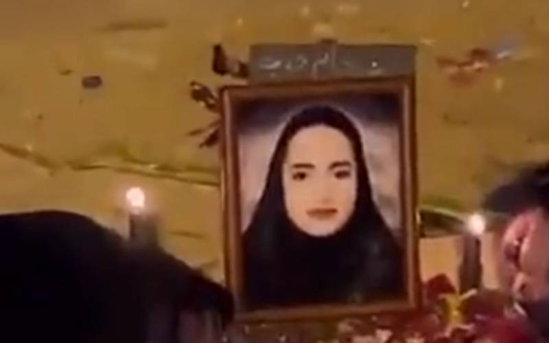 ایران میں حجاب مخالف مظاہرے کے دوران بالوں کا جوڑا بنانے والی لڑکی کو گولی مار کر قتل کردیا گیا