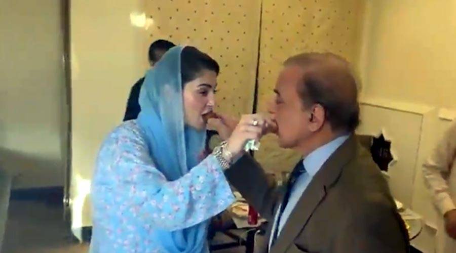 اسلام آباد ہائیکورٹ کے فیصلے کے بعد مریم نواز اور شہباز شریف کی ایک دوسرے کو مٹھائی کھلانے کی ویڈیو وائرل