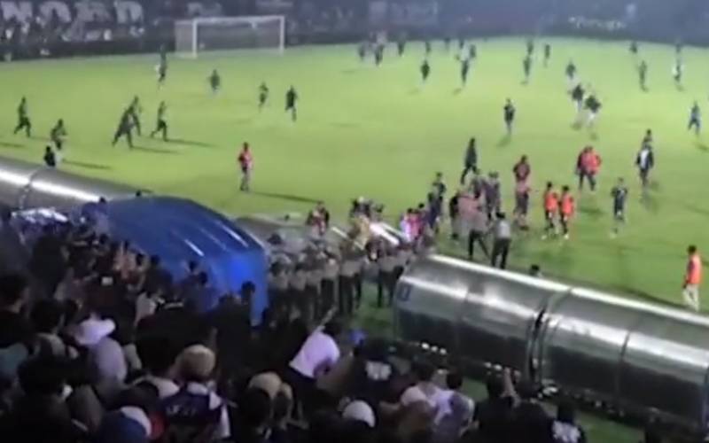 انڈونیشیا میں فٹ بال میچ کے دوران ہنگامہ آرائی سے ہلاکتوں کی تعداد 174 تک جاپہنچی