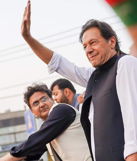 عمران خان نے پاک فوج کے2سینئر افسروں کی برطرفی کا مطالبہ کردیا