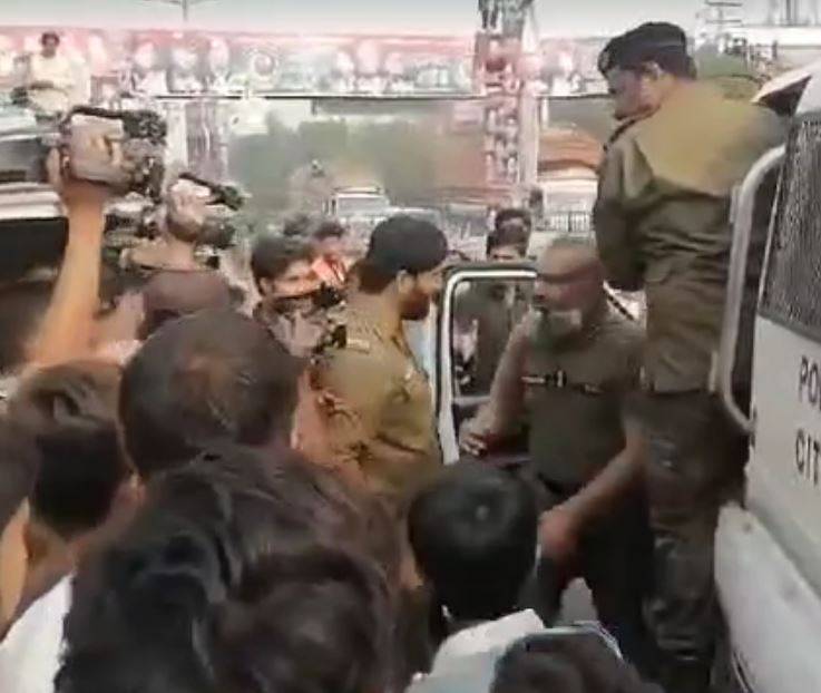پنجاب پولیس کا لانگ مارچ کی کوریج کرنے والے صحافیوں کیساتھ انتہائی شرمناک سلوک، سرعام غنڈہ گردی