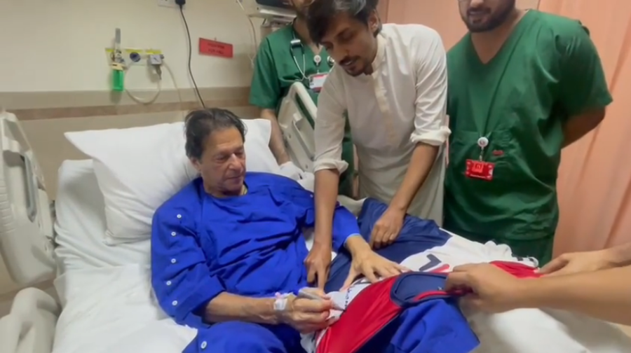عمران خان کی ہسپتال میں ابتسام سے ملاقات، حملے کے وقت پہنی شرٹ پر دستخط، گھر آنے کا وعدہ، قوم کا ہیرو قرار دے دیا