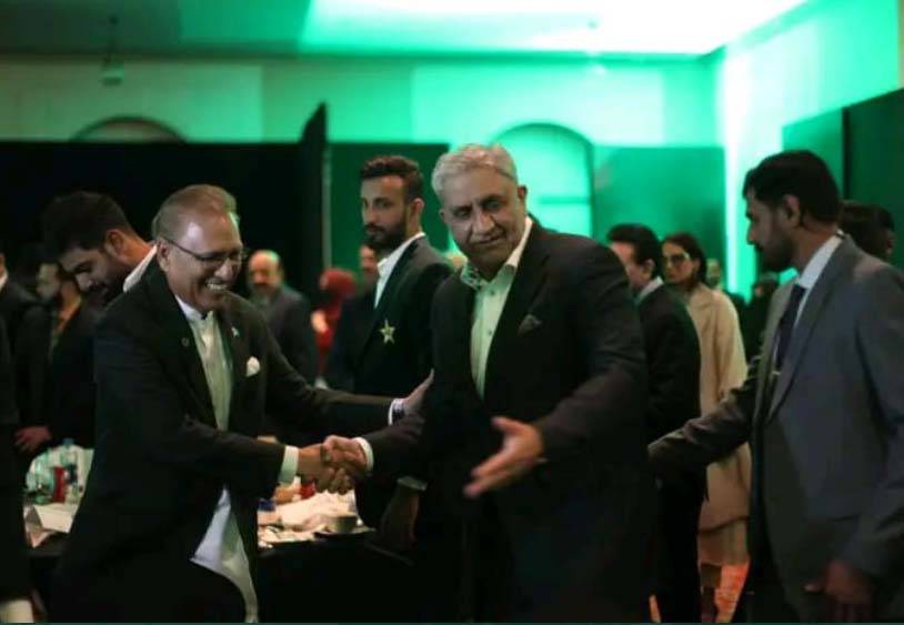 Army Chief General Qamar Javed Bajwa and President Arif Alvi met with smiles on their faces in a very pleasant atmosphere
