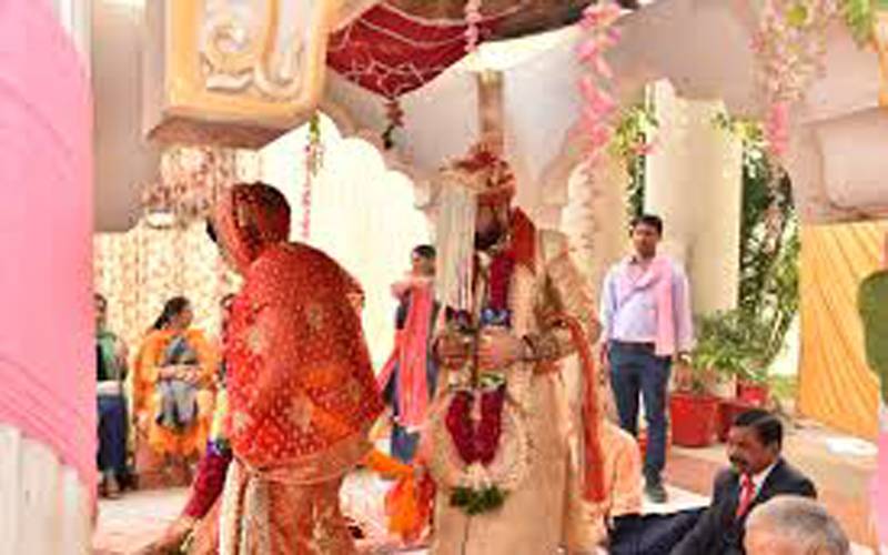 بھارت میں شادی کے منڈپ پر ہی دلہن نے شادی ختم کرانے کیلئے پولیس بلا لی ، حیران کن وجہ سامنے آ گئی 