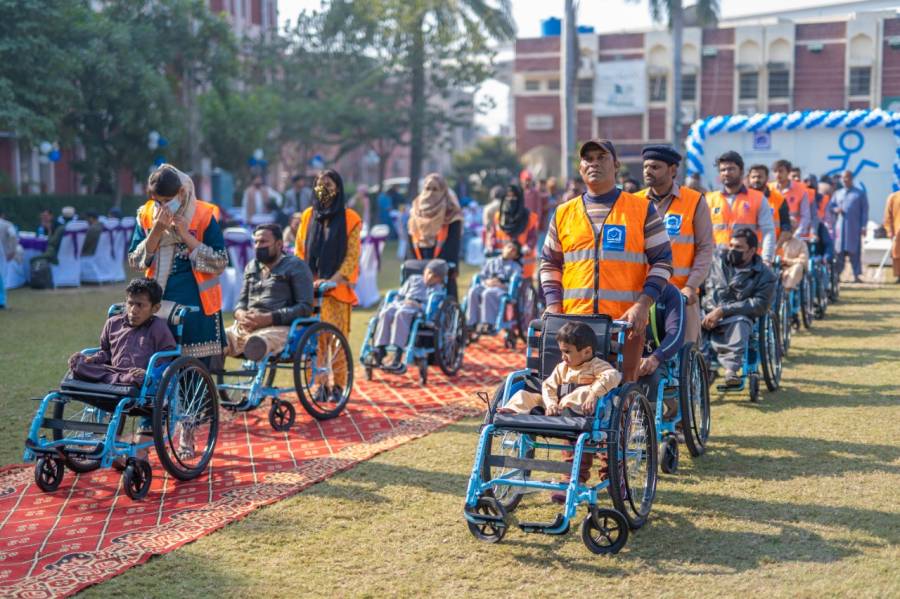 الخدمت فاؤنڈیشن کے تحت معذوروں کے عالمی دن کی مناسبت سے ملک بھر میں تقریبات ، خصوصی افراد کو ویل چیئرز اور سفید چھڑیاں فراہم کی گئیں