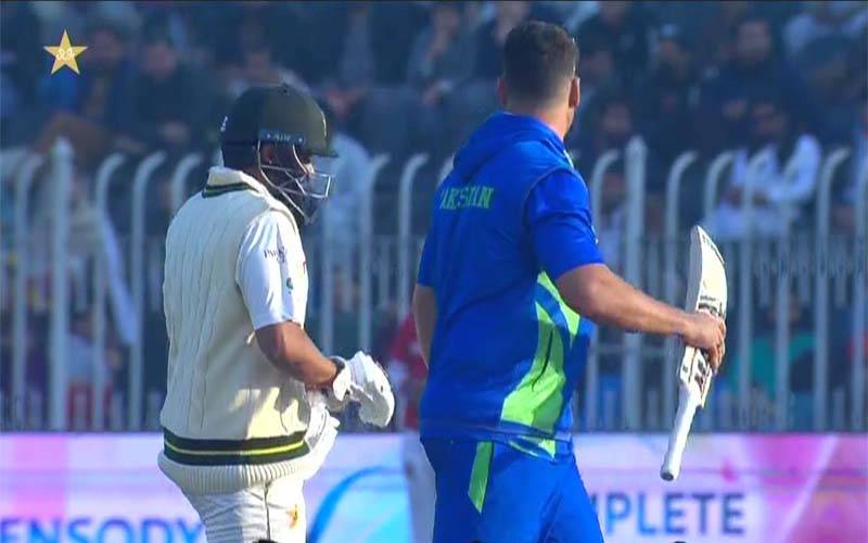راولپنڈی ٹیسٹ، انگلینڈ کے ہدف کے تعاقب میں اظہر علی گیند لگنے سے زخمی ہو گئے 
