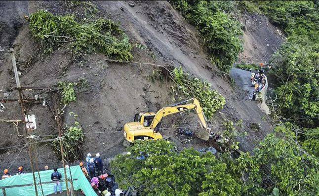 کولمبیا میں بس پر مٹی کا تودہ گرنے سے 27 افراد ہلاک