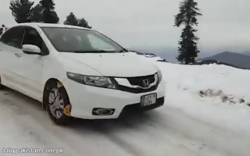 سردیوں میں شمالی علاقہ جات کی سیر کے دوران گاڑی کو پھسلنے سے بچانے کا آسان ترین طریقہ