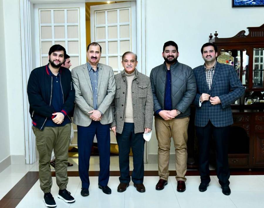 وزیر اعظم شہباز شریف کی سکواش کھلاڑی جان شیر خان سے ملاقات ، سوشل میڈ یا پر چلنے والی افواہیں دم توڑ گئیں