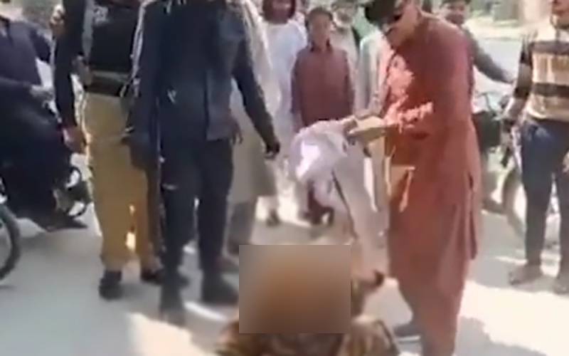 سکھر میں معمر خاتون پر پولیس افسر کا بہیمانہ تشدد، ویڈیو سامنے آنے پر مقدمہ درج