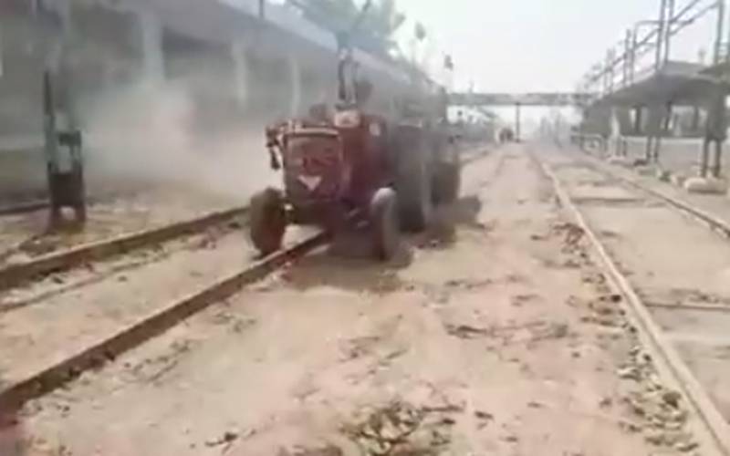 سیلاب کے بعد تاحال ویرانیاں، لاڑکانہ ریلوے سٹیشن پر ٹریکٹر ٹرالیاں چلنے لگیں، ویڈیو وائرل
