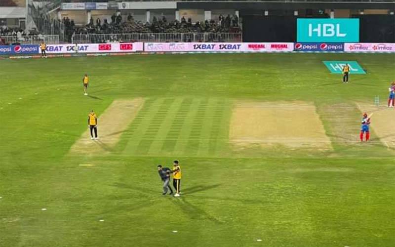 میچ کے دوران ایک فین نے گراؤنڈ میں آ کر بابر اعظم کو گلے لگا لیا