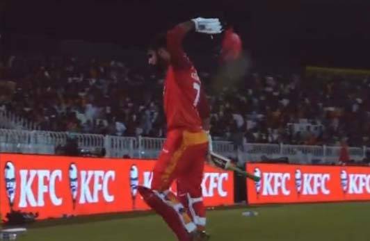 آؤٹ ہونے کے بعد پویلین لوٹتے ہوئے شاداب خان نے غصے میں ہیلمٹ پھینک کر مار دیا