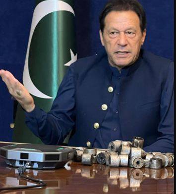 عمران خان کی اپنے گھر پر برسائے گئے آنسو گیس کے شیلوں کے ساتھ تصویر سامنے آگئی