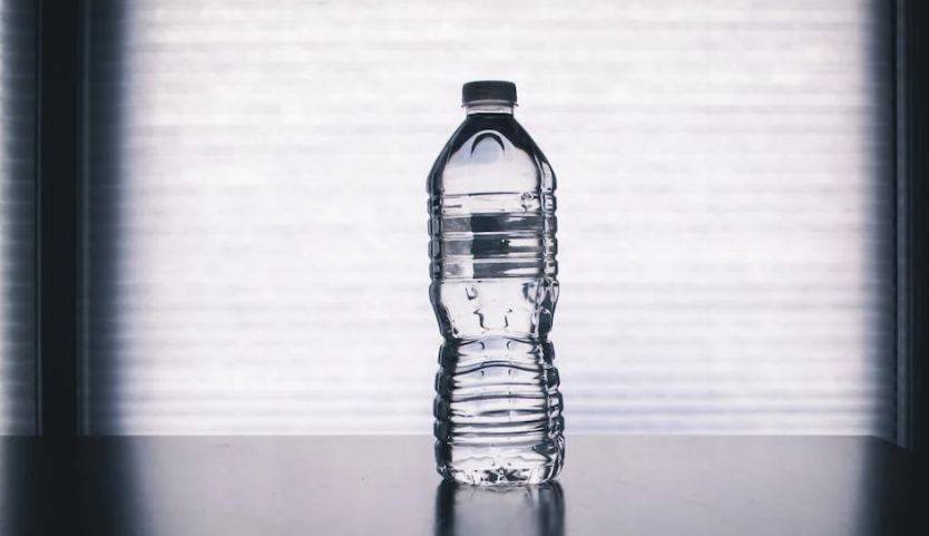  بار بار استعمال ہونے والی پانی کی بوتلوں پر کس قدر جراثیم ہوتے ہیں؟نئی تحقیق میں ایسا انکشاف کہ آپ ان بوتلوں کو ہاتھ لگاتے بھی خوف کھائیں گے