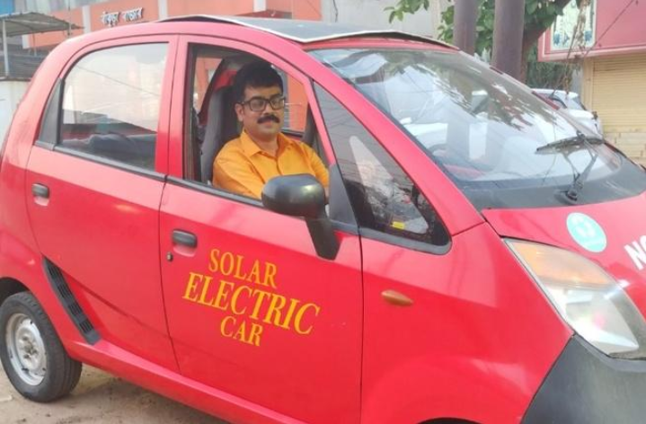 بھارتی شہری نے کار کو سولر پینل لگا لیے، 30 روپے میں 100 کلومیٹر سفر نے دنیا کو حیران کر دیا 