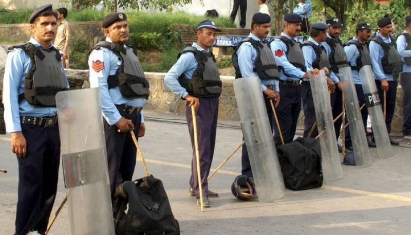 اسلام آباد میں پی ٹی آئی کارکنوں کی پکڑ دھکڑ، وکلا ءکی پولیس سے جھڑپ