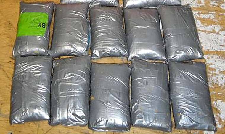 کوکین کی اینٹوں پر سوتا منشیات فروش گرفتار