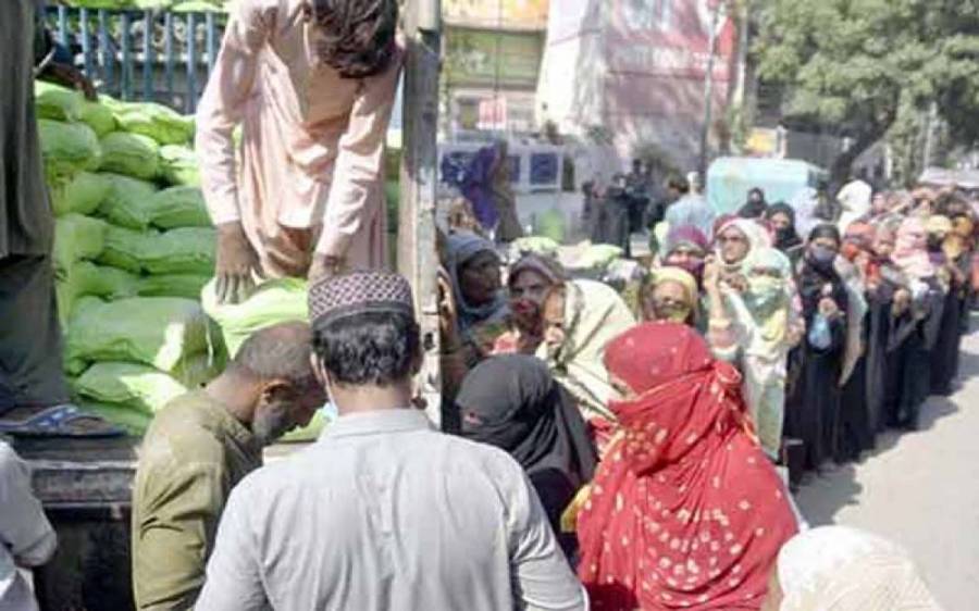 مفت آٹے کیلئے لائن میں کھڑا معمر شخص دم توڑ گیا، ڈپٹی کمشنر بھکر کا انکوائری کا حکم