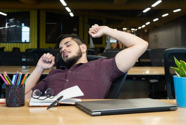 دفتر میں لنچ کے بعد نیند کیوں آتی ہے؟