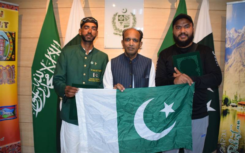سائیکل پر سعودی عرب جانیوالے پاکستانیوں کا  پاکستان قونصلیٹ جنرل جدہ میں  استقبال، خالد مجید نے اسناد سے نوازا