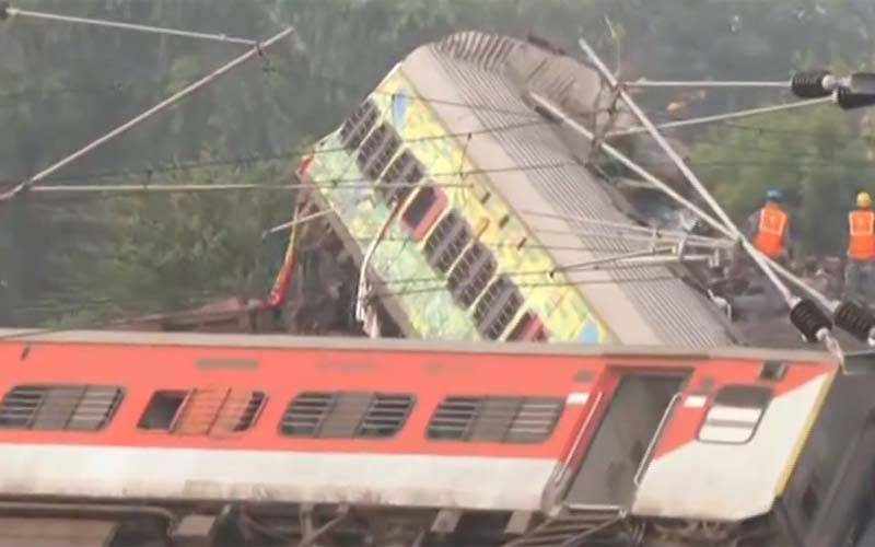 بھارت میں 3 ٹرینوں کا خوفناک تصادم، ہلاکتیں 300 کے قریب جاپہنچیں، سینکڑوں زخمی 