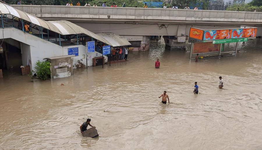 سیلاب نے دہلی میں بھی تباہی مچادی تعلیمی ادارے اور دفاتر تاحکم ثانی بند کردیئے گئے 2972