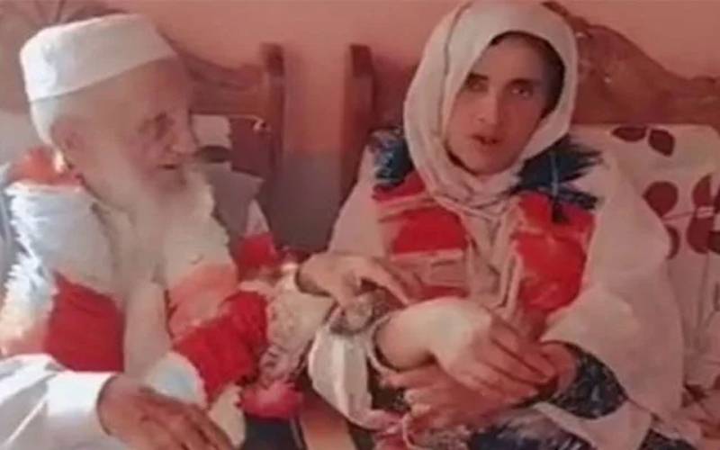 110 سالہ دولہا عبدالحنان اور 55 سالہ دلہن دلبر بی بی کے درمیان شادی کے 4 دن بعد ہی جدائی ہو گئی 