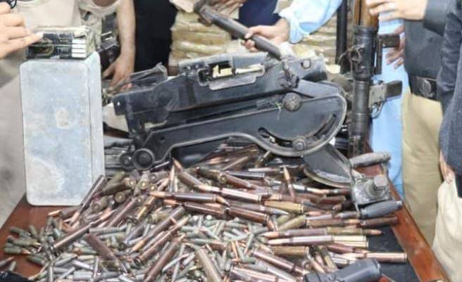 سندھ کے گاؤں میں گھر سے اینٹی ایئر کرافٹ گن سمیت بھاری ہتھیار برآمد 