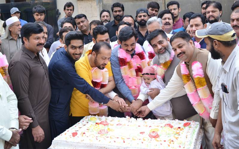 مسلم لیگ (ن) لاہور نے جشن عید میلاد النبی ﷺ کی خوشی میں کیک کاٹا