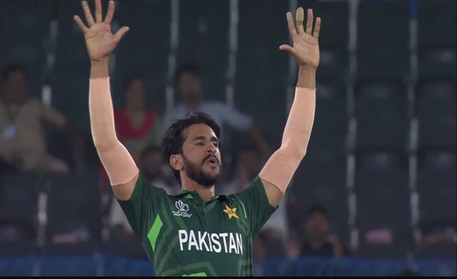 وکٹ لینے کے بعد حسن علی جشن مناتے ہوئے 