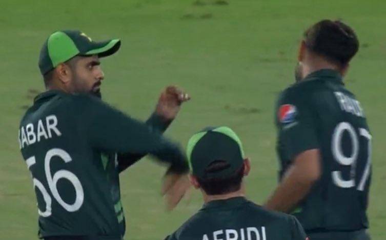 بابر اعظم نے حارث رؤف کو پیار والا تھپڑ مار دیا