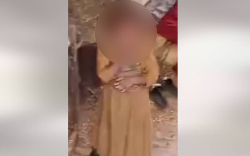 نارووال میں غریب گھر کی معصوم بچی کو جانور کی طرح گردن میں زنجیر ڈال کر تالے، انسانیت شرما گئی