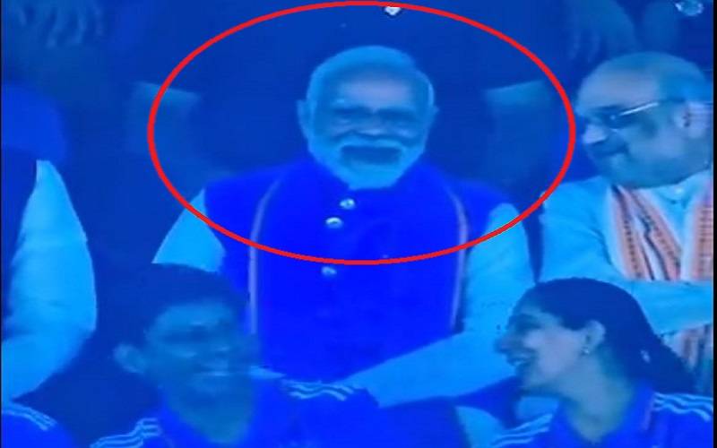 بھارت کی یقینی شکست پرگراؤنڈ میں سناٹا،بھارتی وزیراعظم مسکراتے رہے ،ویڈیو دیکھیں