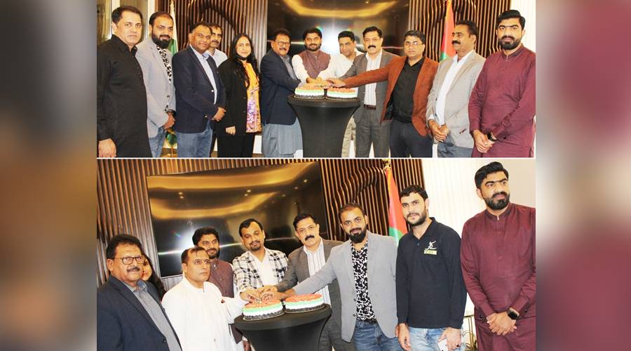 پاکستان جرنلسٹس فورم کی طرف سے متحدہ عرب امارات کے 52 ویں قومی دن کی تقریب ، کیک کاٹے گئے