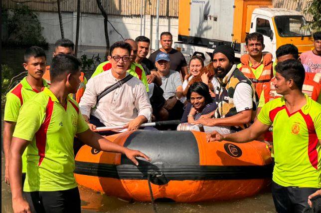 بالی وڈ سپرسٹار عامر خان سیلاب میں پھنس گئے، کشتی کے ذریعے ریسکیو کیا گیا 