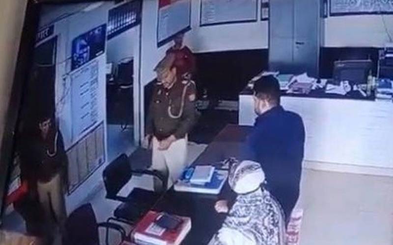 بھارت میں تھانے میں مسلمان خاتون کو پولیس کی گولی لگ گئی، ویڈیو وائرل
