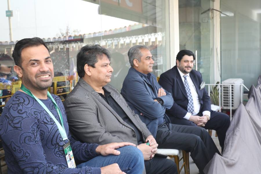 چئیر مین پی سی بی گراؤنڈ میں میچ سے لطف اندوز ہوتے ہوئے