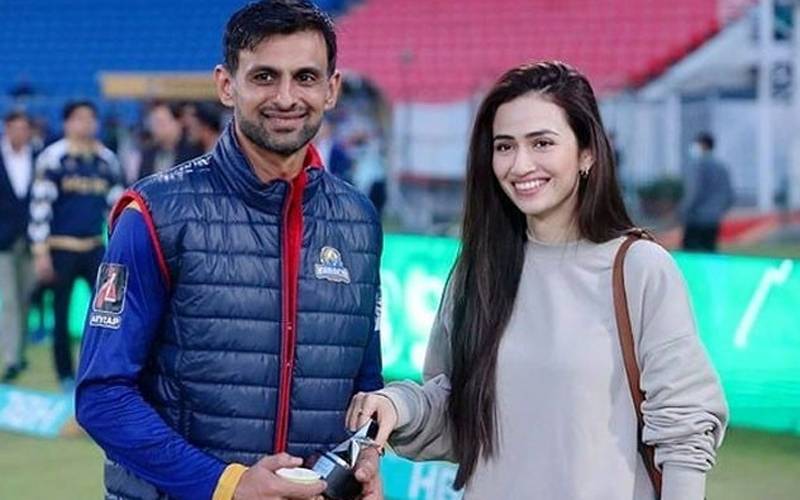 ثناء جاوید اور شعیب ملک کی قذافی سٹیڈیم سے نئی تصاویر نے سوشل میڈیا پر دھوم مچا دی 