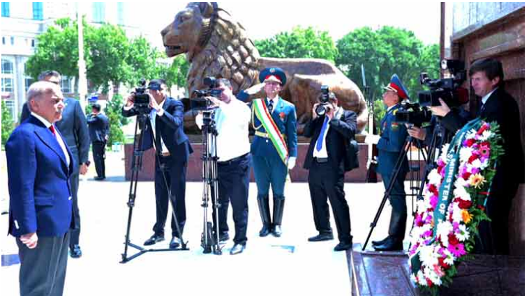 وزیر اعظم تاجکستان پہنچ گئے ، اسماعیل سامانی کی یادگار پر حاضری