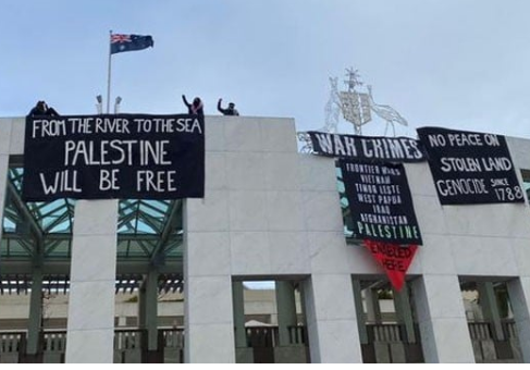 آسٹریلیا کی پارلیمنٹ کی چھت پر مظاہرین نے فلسطینی بینرز لہرا دیئے