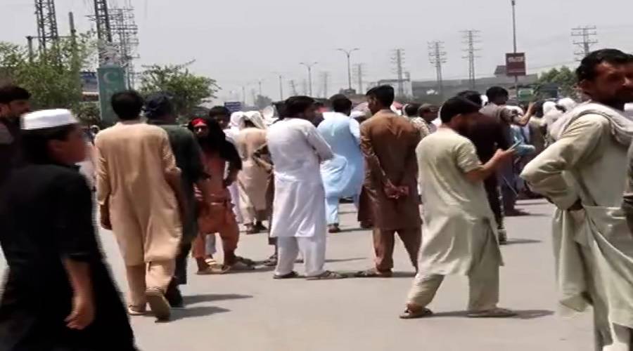 پشاور: بجلی کی لوڈ شیڈنگ کے خلاف احتجاج، مین یونیورسٹی روڈ بند