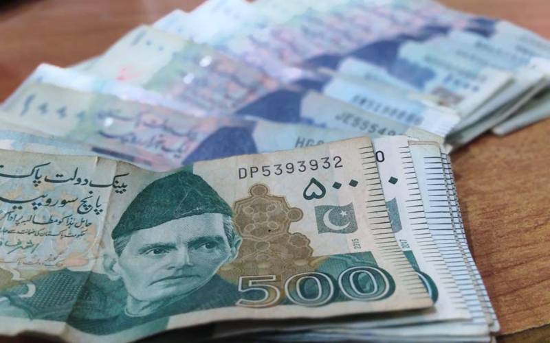 تنخواہ دار طبقے کا ٹیکس میں حصہ امپورٹرز سے 300 فیصد بڑھ گیا لیکن  ملازمین سے کتنی رقم جمع ہوئے؟ پتہ چل گیا