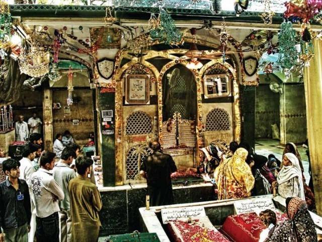 وفاقی وزیر اطلاعات و نشریات عطاء اللہ تارڑ کا بی بی پاکدامن دربار لاہور کا دورہ