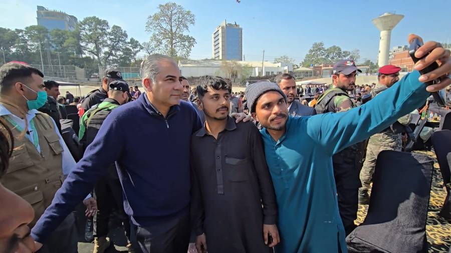 قذافی اسٹیڈیم کی تکمیل؛ چیئرمین پی سی بی کی  مزدوروں کےساتھ سیلفیاں