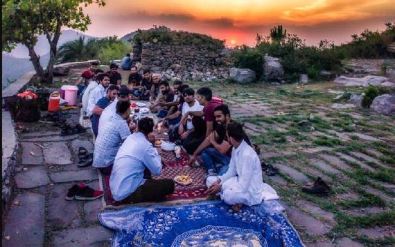 ایمان اور ثواب کی نیت سے روزے رکھنے والوں کے تمام پچھلے گناہ معاف کرنے کی نوید