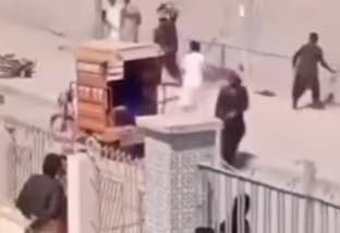 دادو میں عدالت کے باہر تصادم، فائرنگ سے کئی زخمی لیکن اس دوران موقع پر موجود پولیس اہلکاروں نے کیا کیا؟ ویڈیو سامنے آگئی