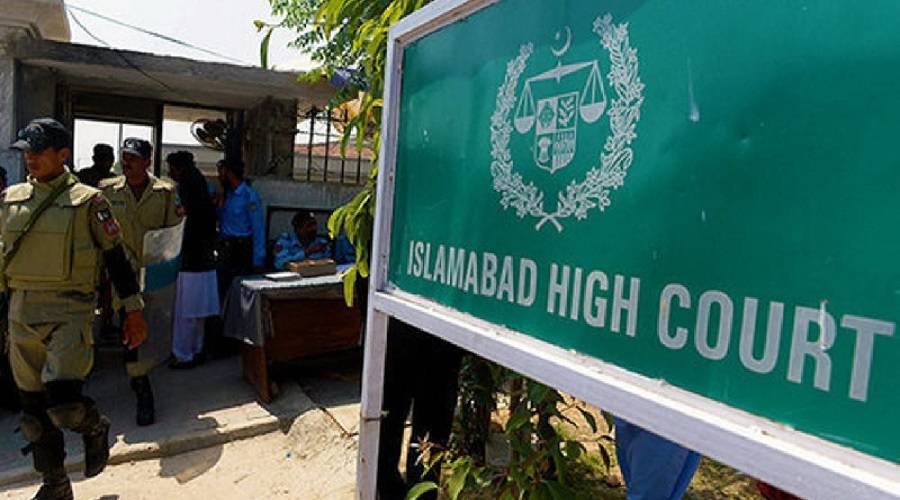 کیس لارجر بنچ کومنتقل کرنے کی بجائے آپ میری عدالت کی بنیادوں میں بارود رکھ کر اڑا دیتے،جسٹس سرداراعجاز اسحاق کے ریمارکس